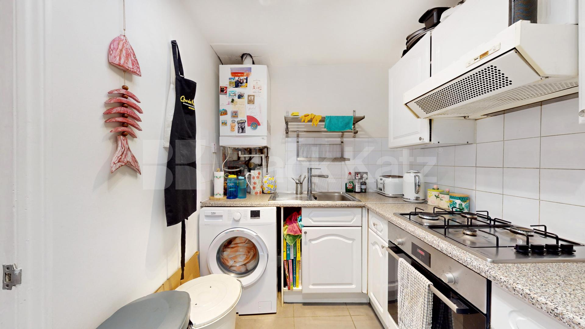 Lovely two bed set within a period house close to Tube & Shops Finchley Road, Finchley Road / Swiss Cottage